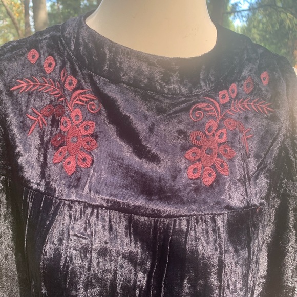 World Market black velvet brocade with burgundy floral embroidery tank top - Picture 1 of 9